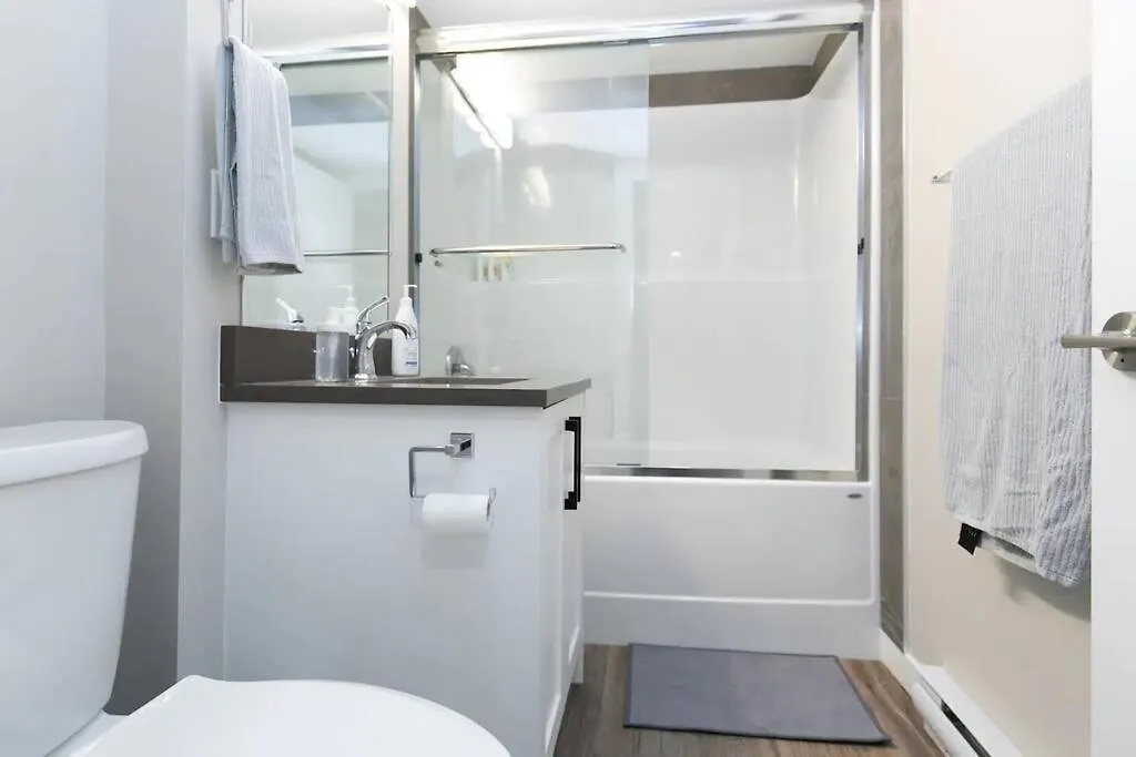 Renovated 2 Bedroom Apt In Langford Виктория Канада